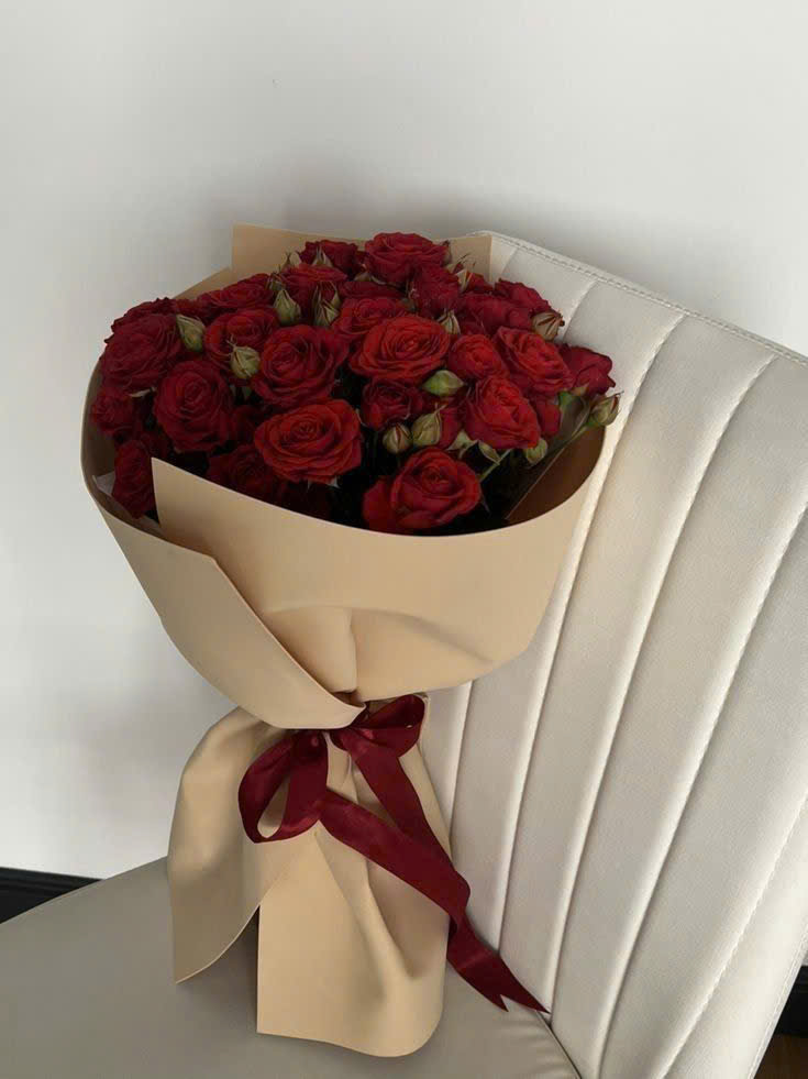Tấm Gương Vỡ Dưới Mái Nhà